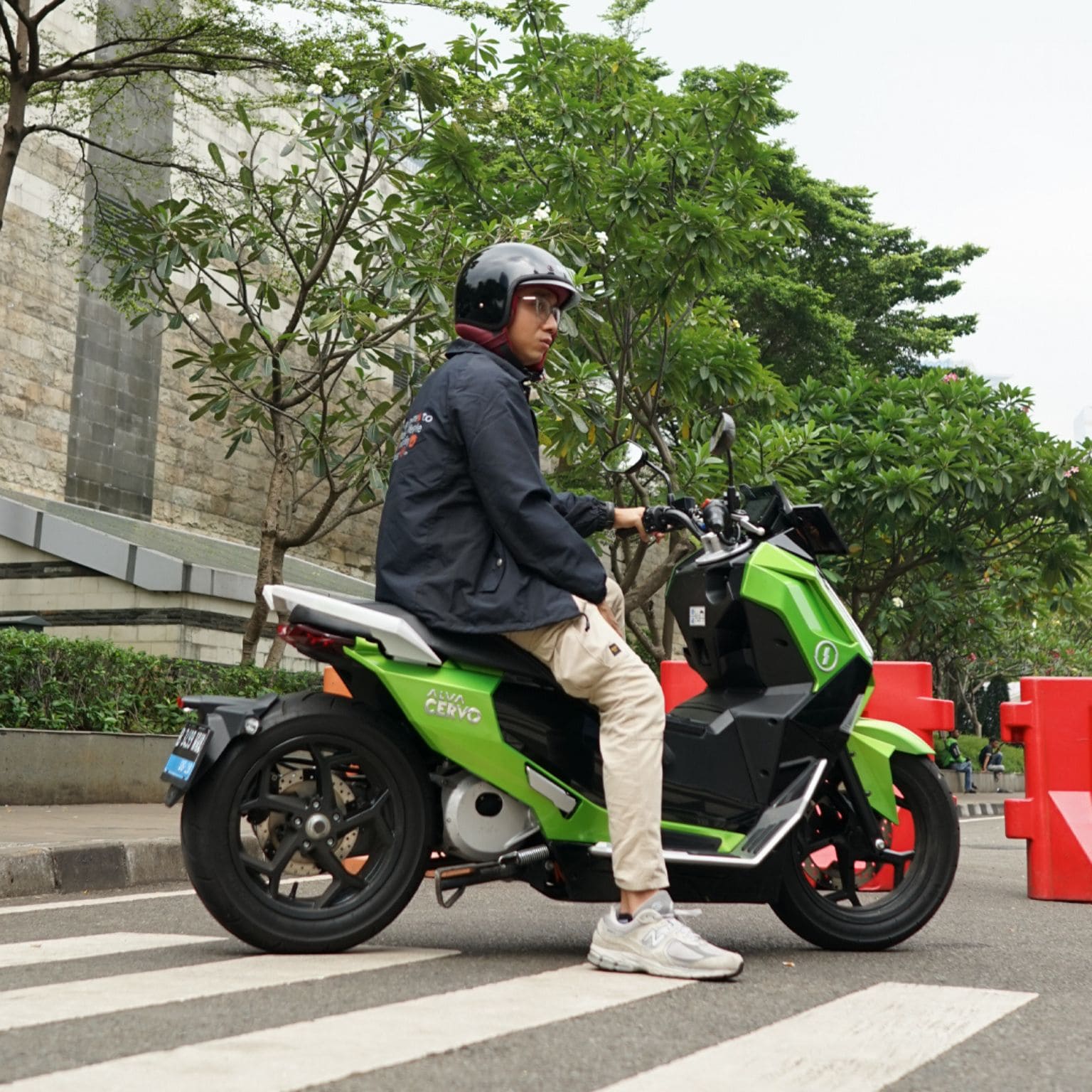 Memahami 4 Perbandingan Motor Listrik dengan Motor Bensin!