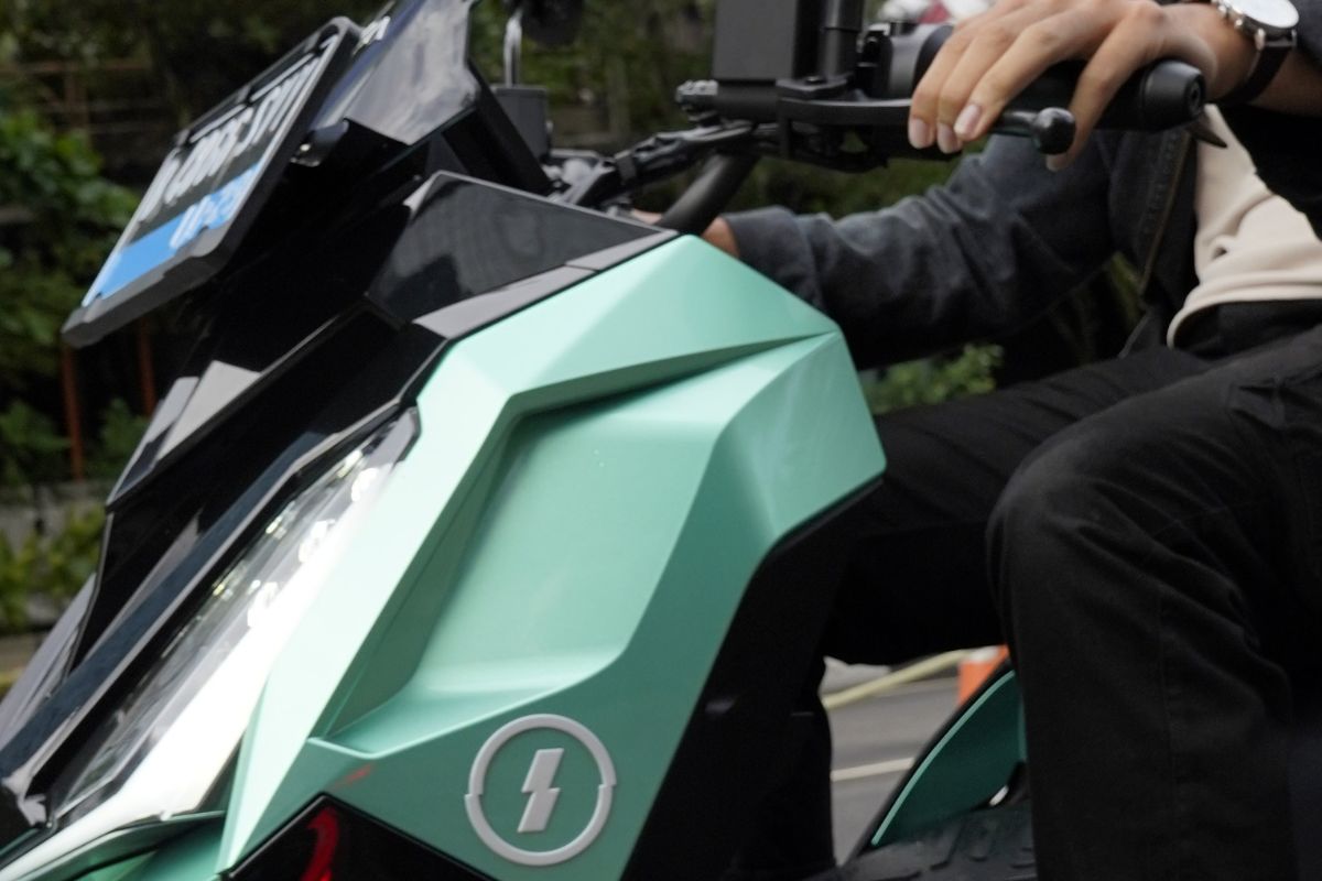 Jangan Panik! Ini Tips Aman Berkendara Motor Listrik di Kemacetan