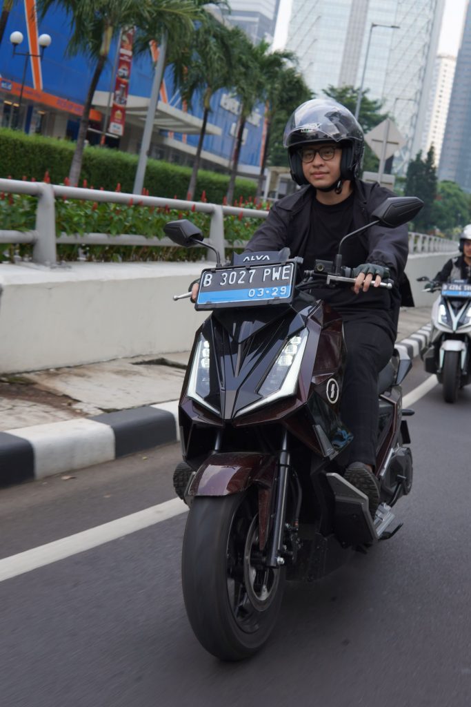jarak tempuh motor listrik alva